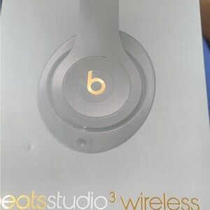 Beats by Dre Studio3 Wireless - Black and Gold